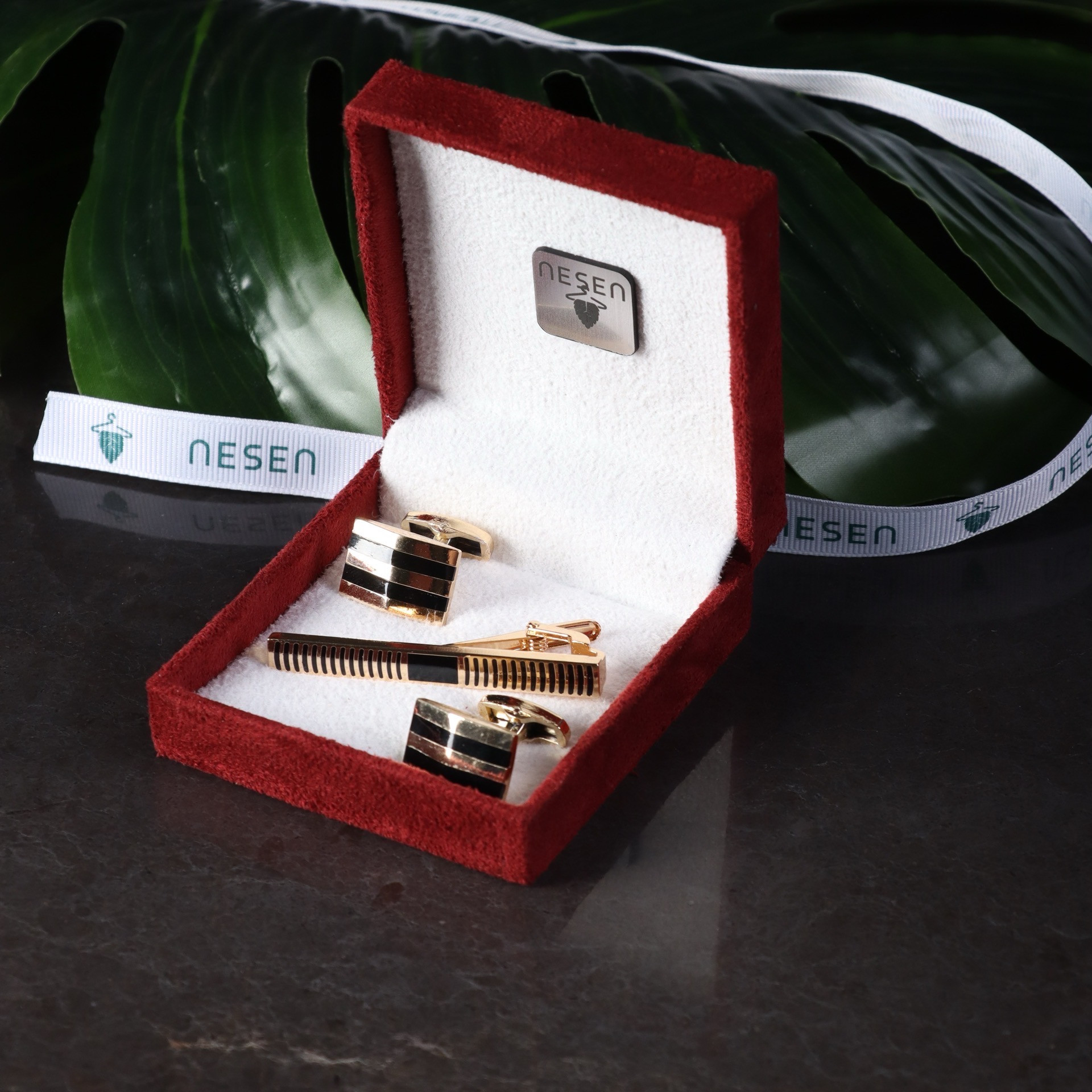 ست دکمه سردست و گیره کراوات مردانه نسن مدل ST7 ست دکمه سردست و گیره کراوات مردانه نسن مدل ST7