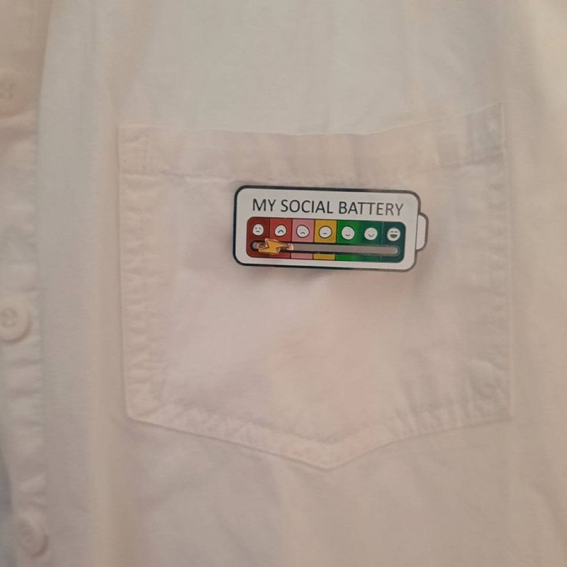 سنجاق سینه زنانه مدل   وضعیت خلق وخوی باتری