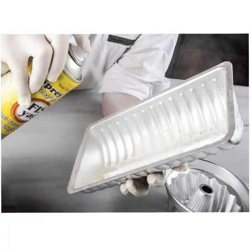 اسپری روغن قالب کیک مدل فیس یاگ حجم 300 میلی لیتر به همراه شابلون کیک