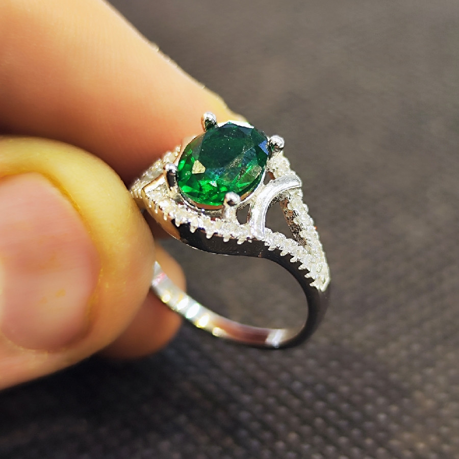 انگشتر نقره زنانه مدل سنگ زمرد کد 65 انگشتر نقره زنانه مدل سنگ زمرد کد 65