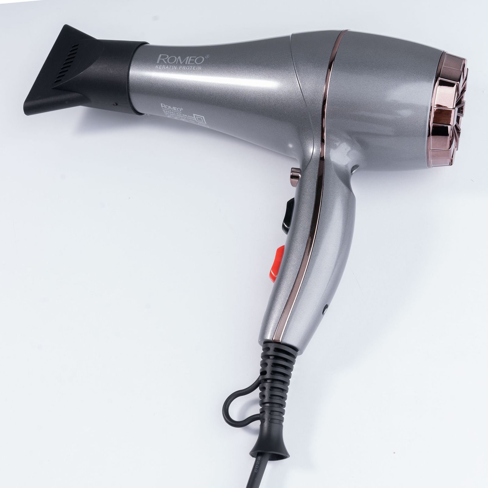 سشوار حرفه‌ای رومئو مدل RM-5858، موتور AC با توان مصرفی 2200 وات، دارای قابلیت باد سرد، طراحی ارگونومیک، دارای حلقه آویختن، با حالت صاف‌کننده و حجم‌دهنده، وزن 450 گرم، تنظیم حرارت 3 حالته و کنترل سرعت 2 حالته، به همراه متمرکزکننده باریک -  - 17