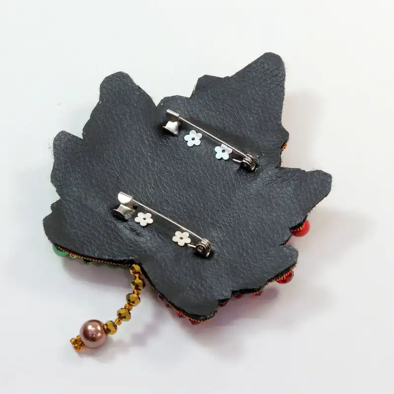 گل سینه زنانه مدل جواهردوزی برگ کد mo2