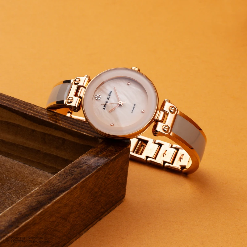 ساعت مچی عقربه‌ای کوارتز زنانه آنه کلین مدل Edition Limited – /1980AK به همراه روان‌نویس یوروپن مدل DESIGNED FOR ANNE KLEIN