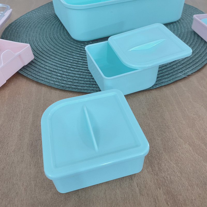 ظرف غذا  با بدنه پلاستیکی مدل 00856 مناسب برای قرار دادن در یخچال و فریزر و ماکروویو به همراه قاشق و چنگال و چاقو