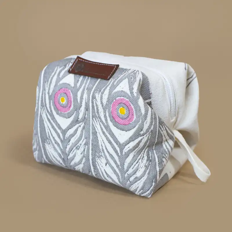 کیف لوازم آرایش زنانه مدل پر و چشم