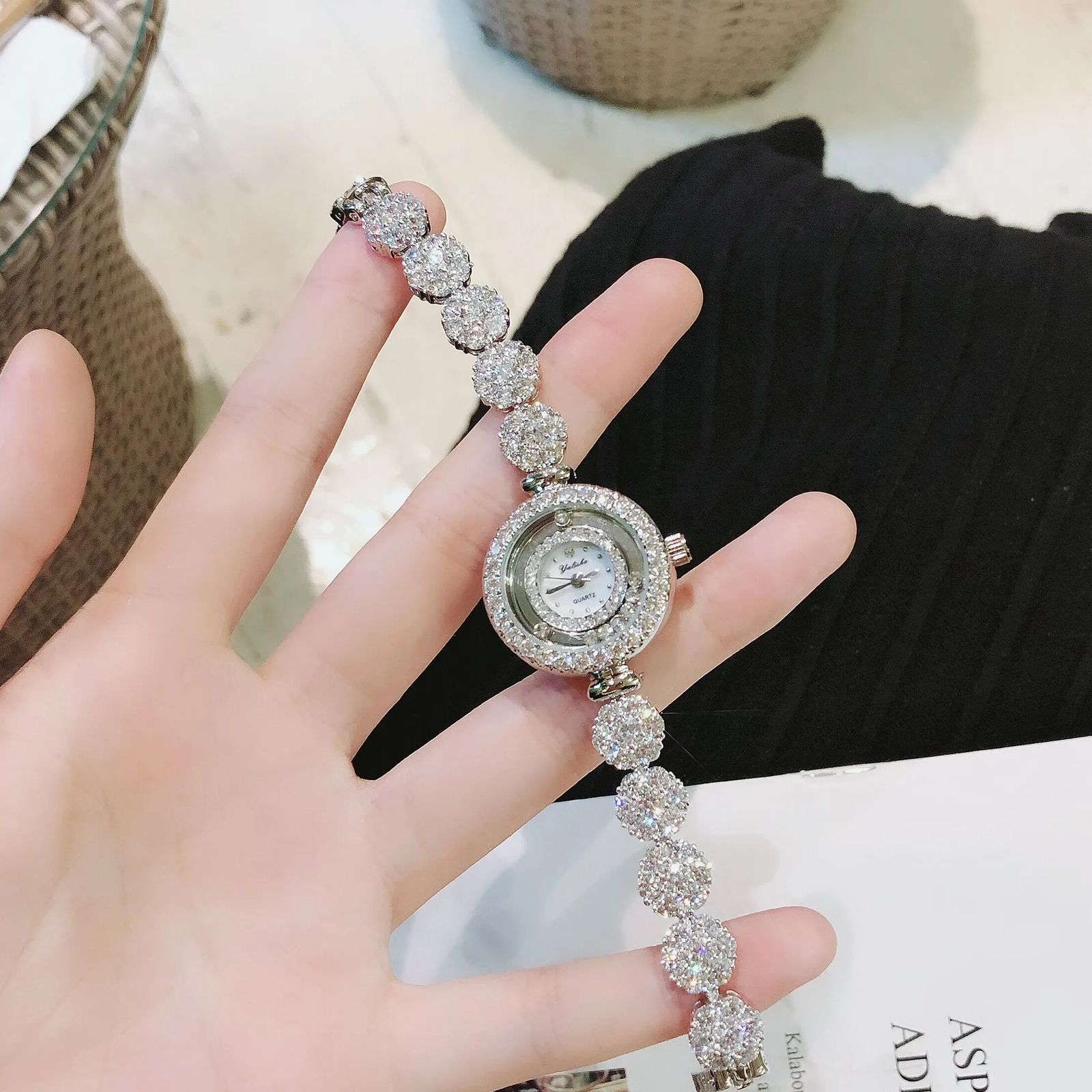 ساعت مچی عقربه ای زنانه رویال کرون مدل دور شنی - - 3