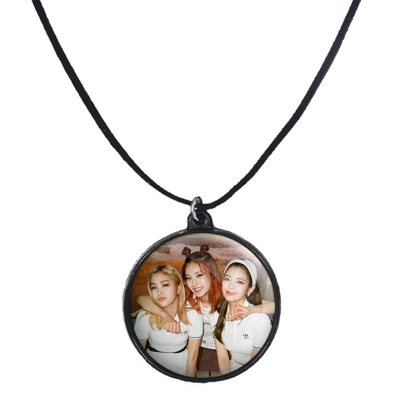 گردنبند پرمانه طرح گروه موسیقی ایتزی کد pmb.13159 مدل دو طرفه