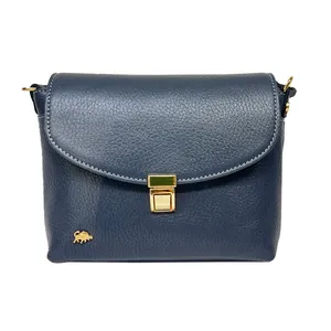 کیف دوشی زنانه سرزمین چرم مدل کمند کد 301312