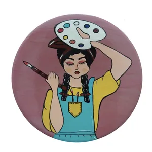 بشقاب دیوارکوب سفالی طرح دختر نقاش کد ۱۹۰