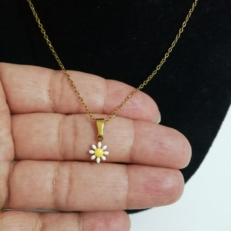 گردنبند زنانه مدل گل بابونه ریز گردنبند زنانه مدل گل بابونه ریز