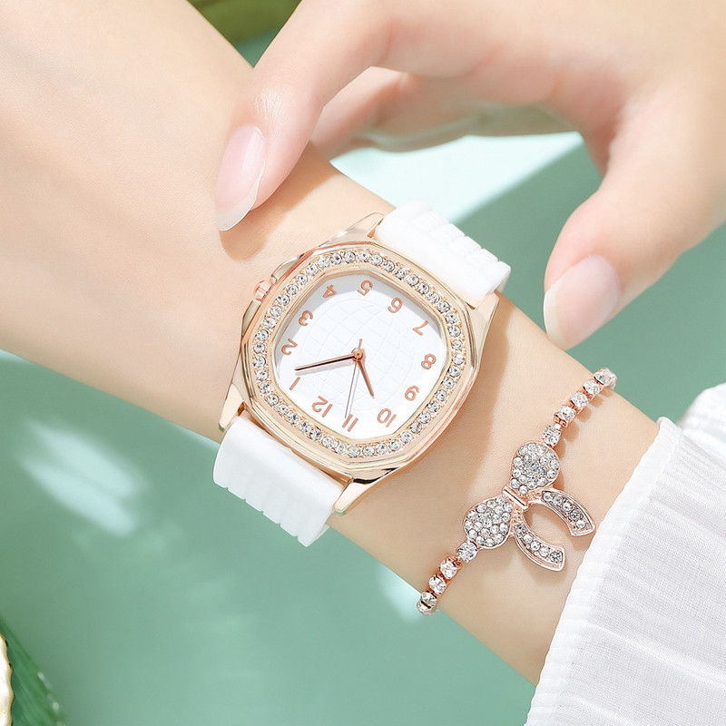 ساعت مچی عقربه ای زنانه مدل کلاسیک دور نگین بند پیو ضد آلرژی کد 3