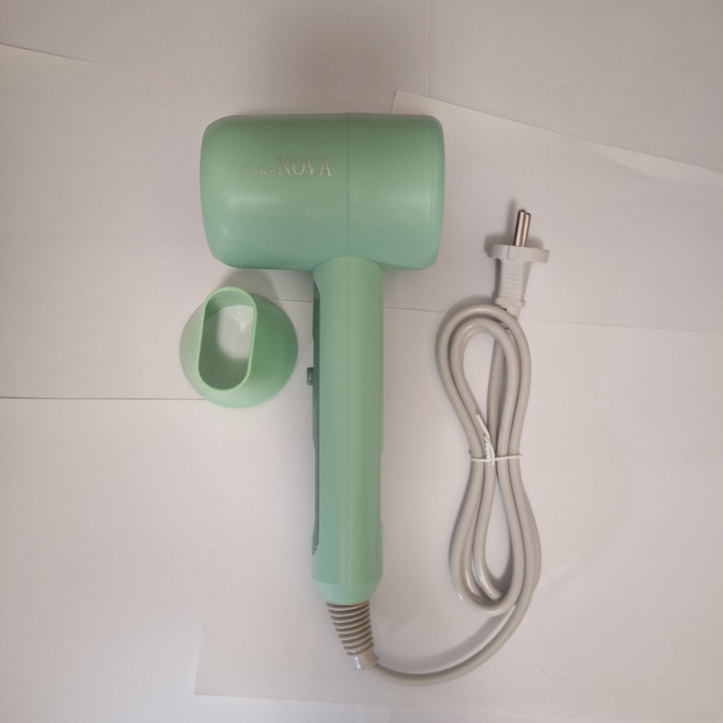 سشوار حرفه ای نوا مدل B2 با توان 3600 وات، موتور DC، تنظیم دما در دو حالت، خشک کنندگی قوی، کاهش وز مو، حجم‌دهندگی، همراه با سری متمرکزکننده پهن