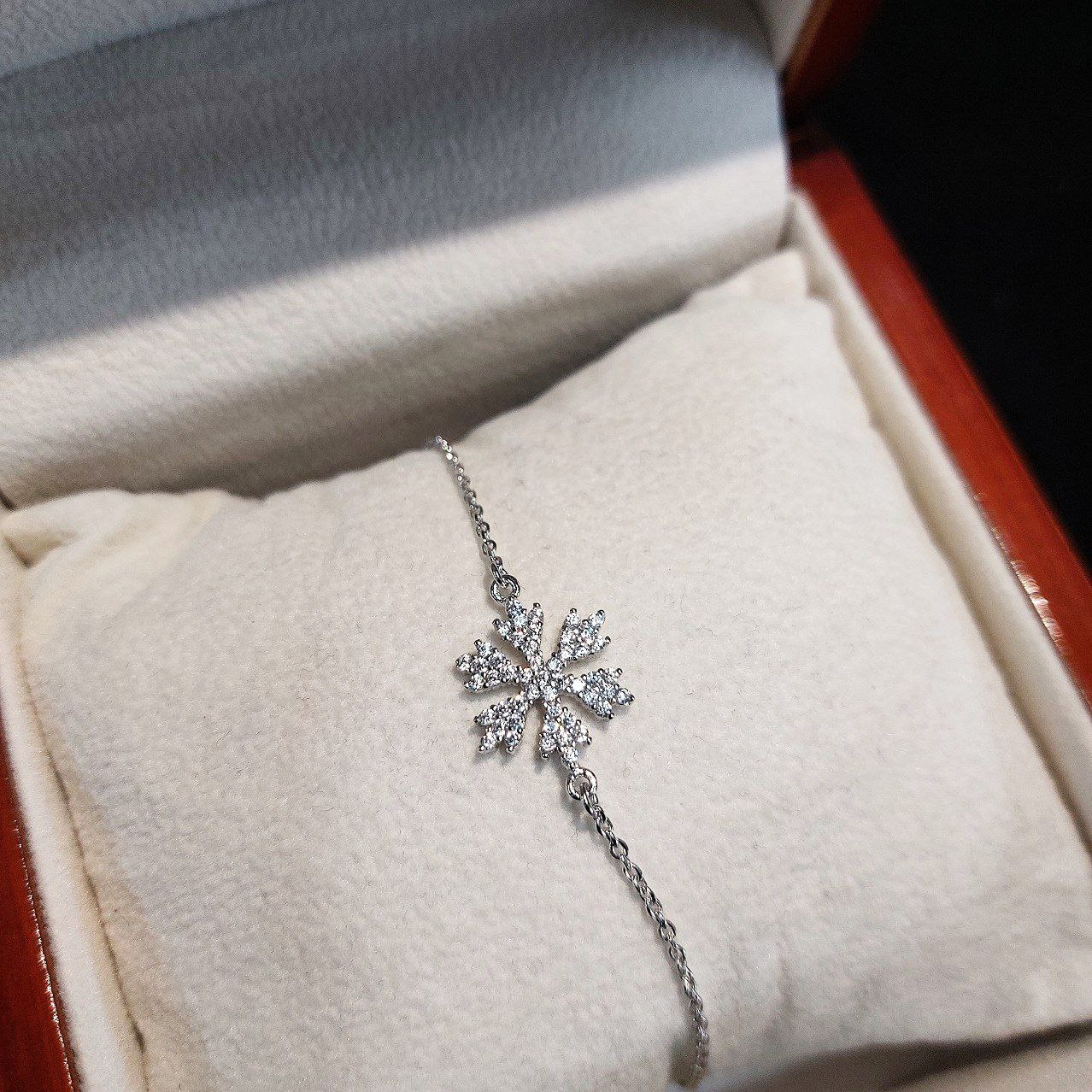 دستبند نقره زنانه جی تی ای مدل دونه برف