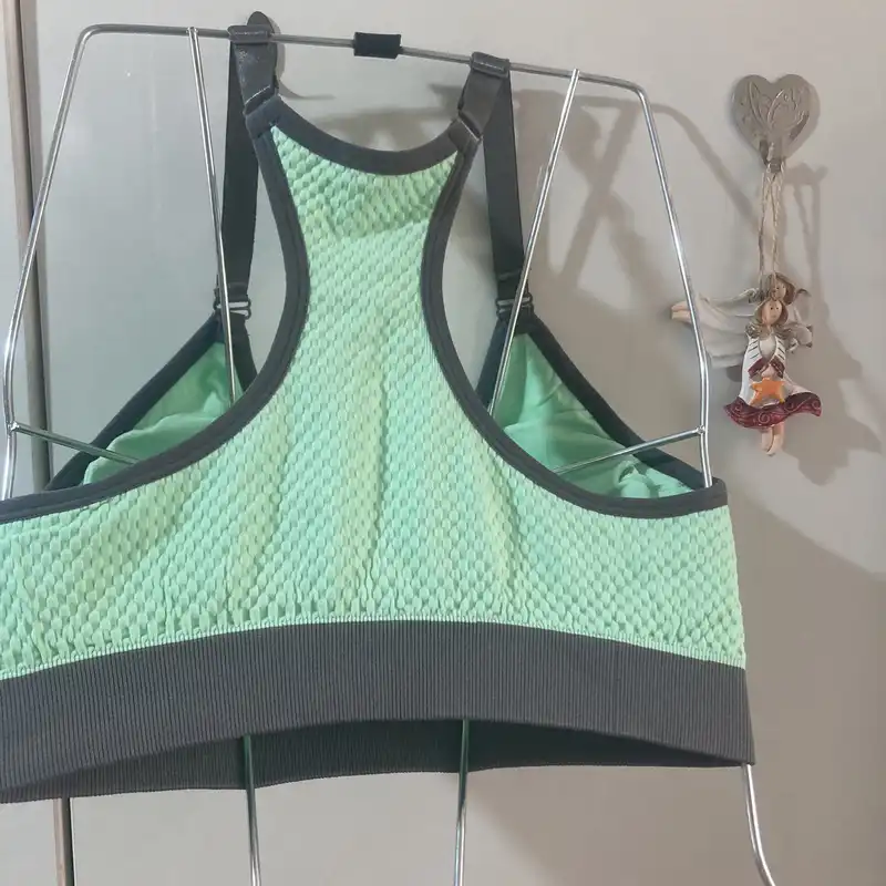 نیم تنه ورزشی زنانه مدل spt وارداتی کاپدار بند قابل تنظیم رنگ سبز