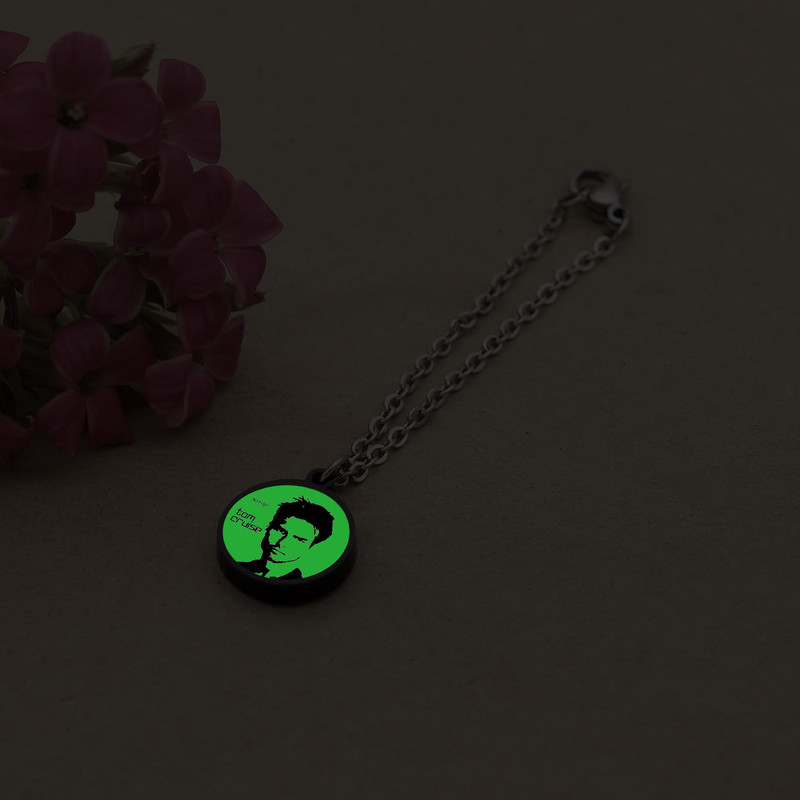 آویز ساعت زنانه ناکسیگو مدل شب تاب طرح تام کروز کد AW8796