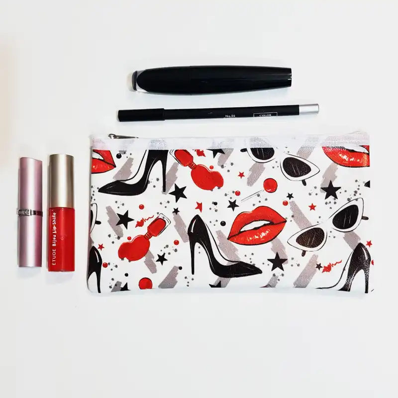 کیف لوازم آرایش زنانه طرح لب مدل MCA201101