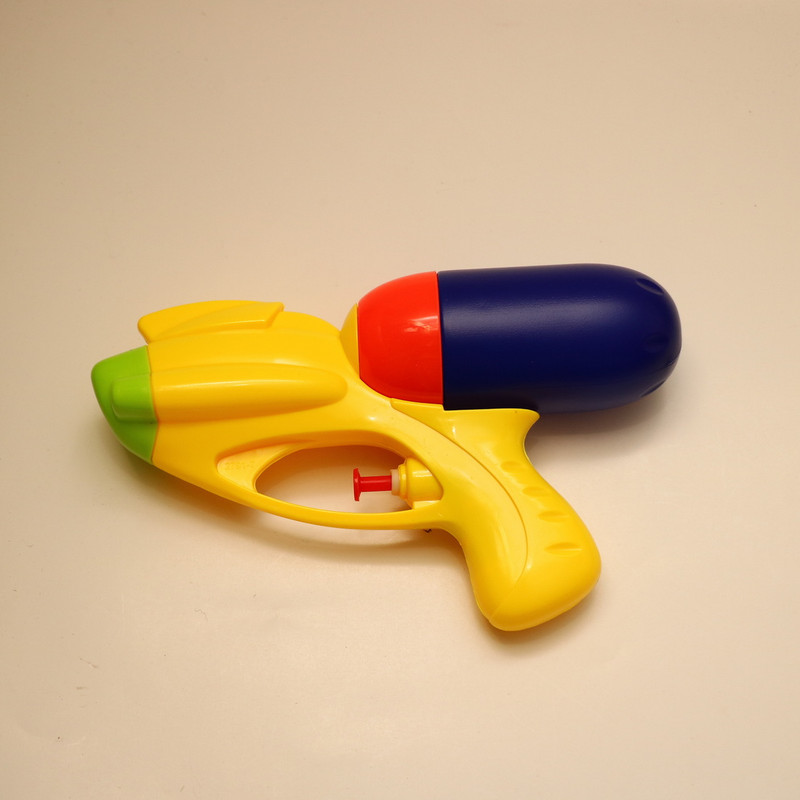 تفنگ آب پاش مدل مخزن دار