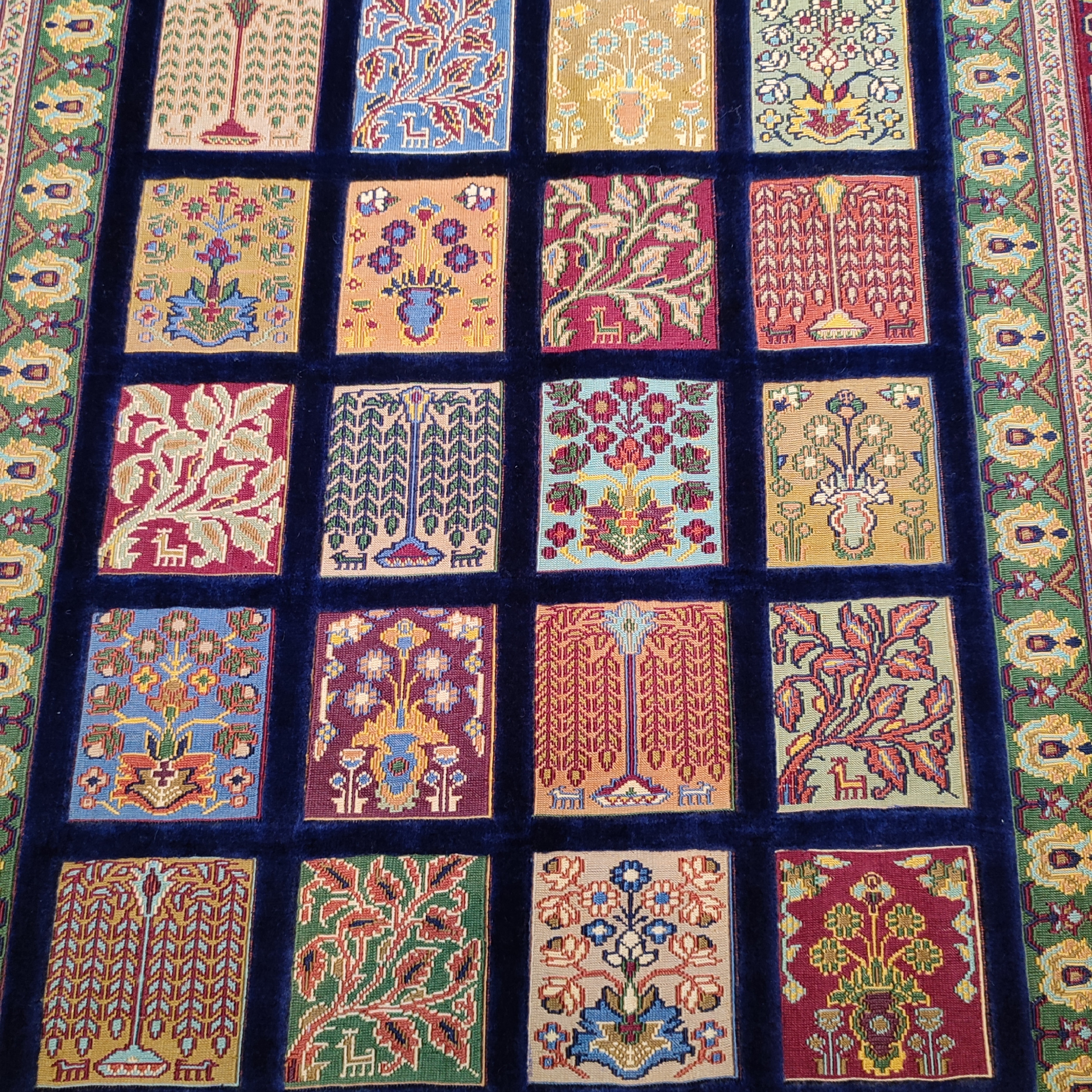 گلیم فرش دستباف یک و نیم متری طرح خشتی مدل AA47 گلیم فرش دستباف یک و نیم متری طرح خشتی مدل AA47