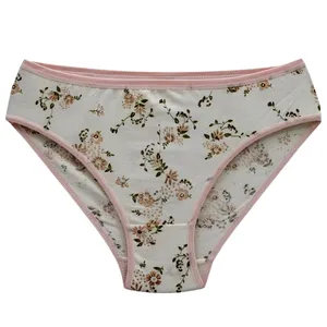 شورت زنانه مدل نخی طرح گل رنگ کرم