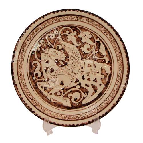 بشقاب سفالی آرانیک گرد لعاب احیایی رنگ ‏قهوه ای طرح ‏اسب بالدار مدل 1000200014