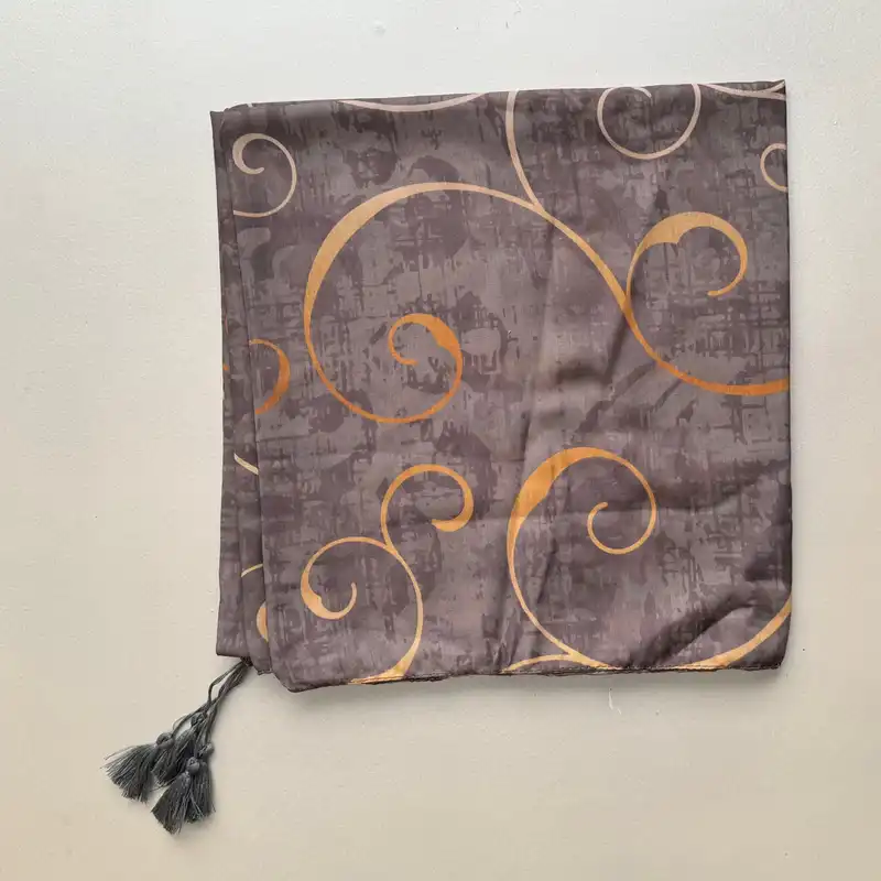 روسری زنانه مدل نخی منگوله دار قواره بزرگ فرفورژه چهار فصل کد 1