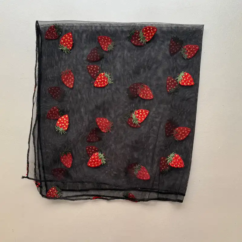 روسری زنانه مدل توری توت فرنگی دار گلدوزی شده قواره 70