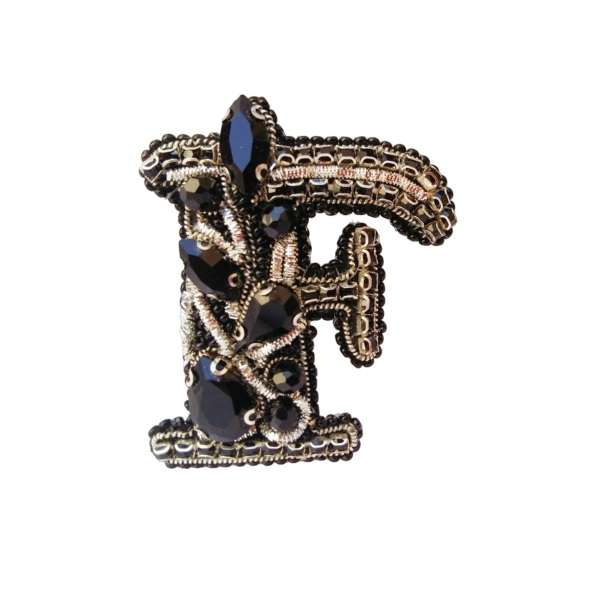 گل سینه زنانه مدل حرف F گل سینه زنانه مدل حرف F