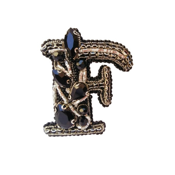 گل سینه زنانه مدل حرف F گل سینه زنانه مدل حرف F