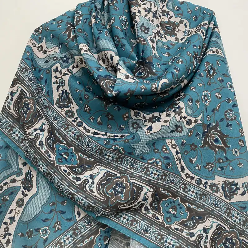 روسری زنانه مدل نخ چهارفصل منگوله دار کد 127