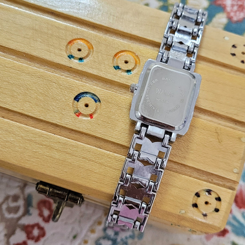 ساعت مچی عقربه ای زنانه والار مدل حکاکی کد 04 ساعت مچی عقربه ای زنانه والار مدل حکاکی کد 04