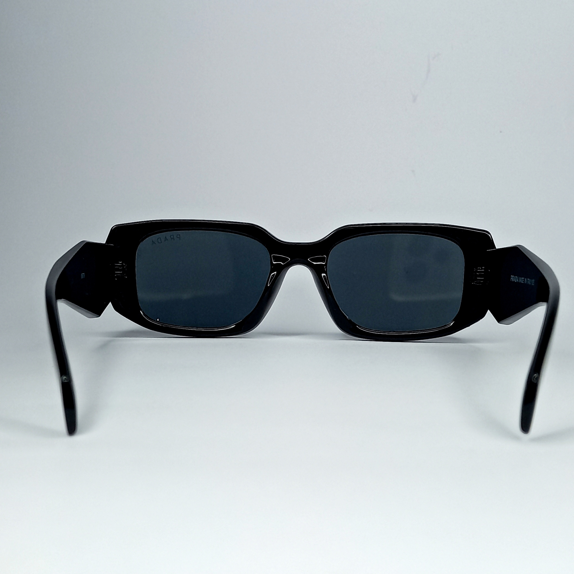 عینک آفتابی پرادا مدل دسته سه بعدی