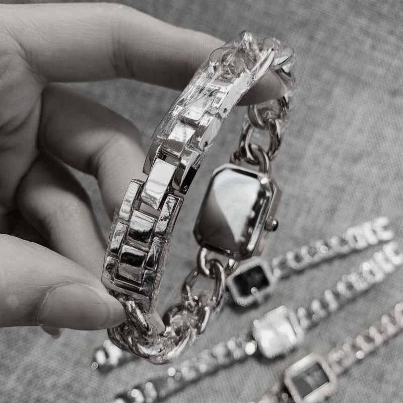 ساعت مچی عقربه ای زنانه مدل بند زنجیری دور نگین 12