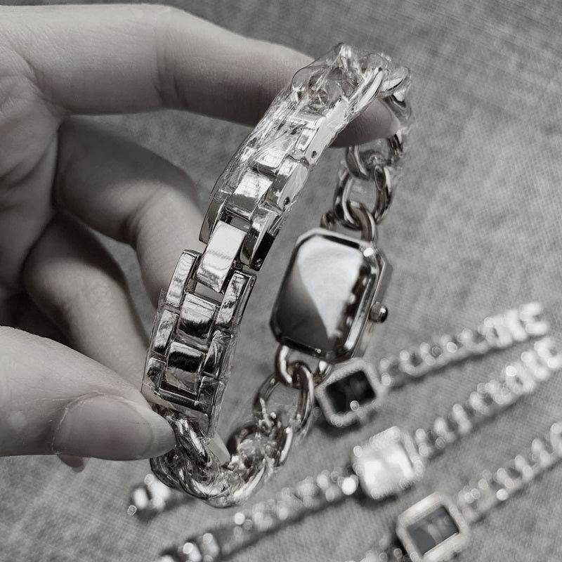 ساعت مچی عقربه ای زنانه مدل بند زنجیری دور نگین 12 - - 5