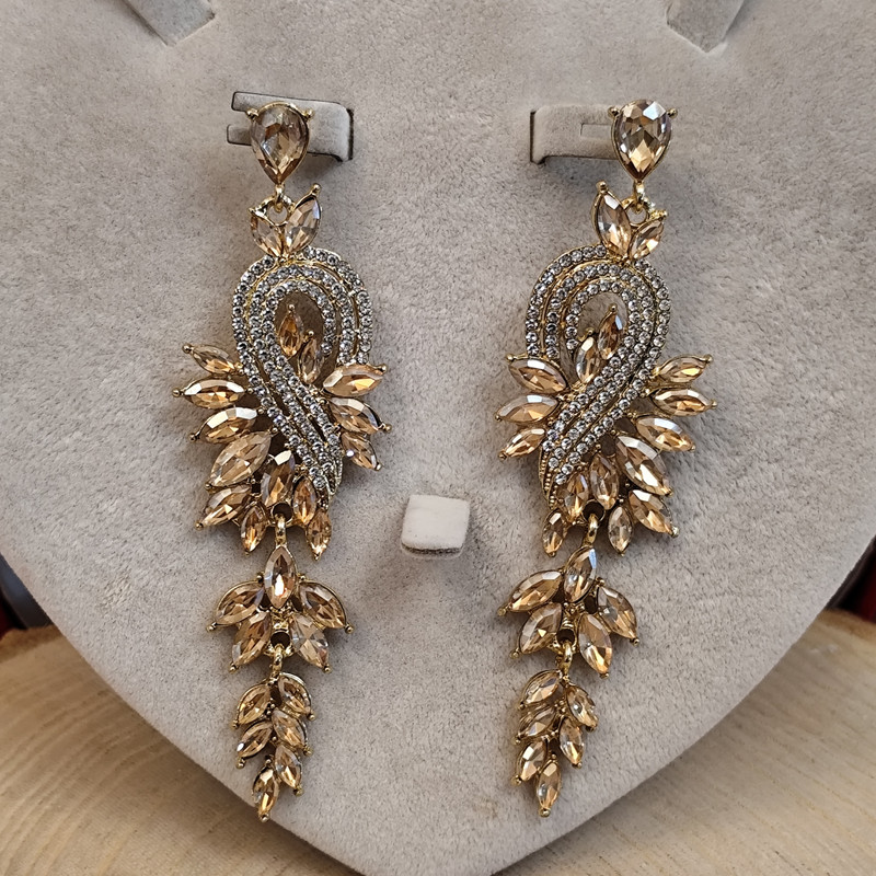 گوشواره میخی زنانه مدل نگینی مجلسی ژورنالی گوشواره میخی زنانه مدل نگینی مجلسی ژورنالی