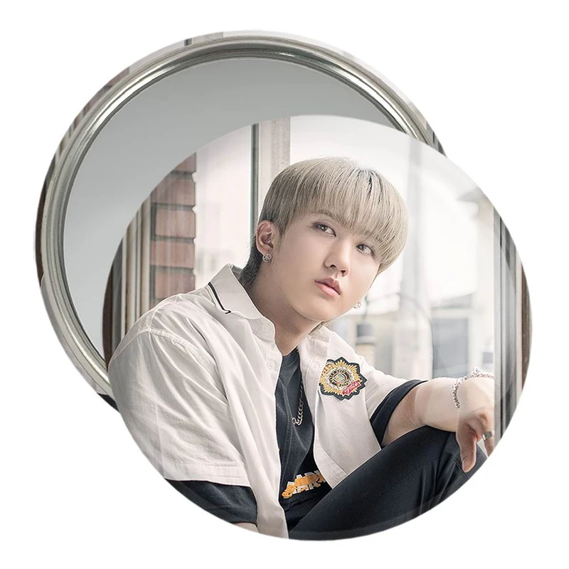 آینه جیبی خندالو مدل چانگبین گروه استری کیدز Stray Kids  کد 11869