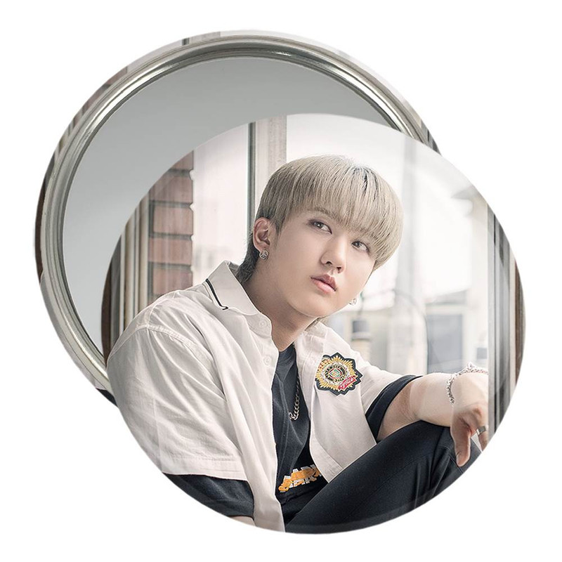 آینه جیبی خندالو مدل چانگبین گروه استری کیدز Stray Kids  کد 11869