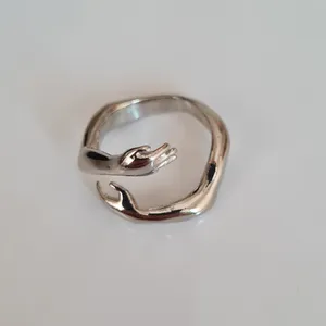 انگشتر زنانه مدل آغوش2