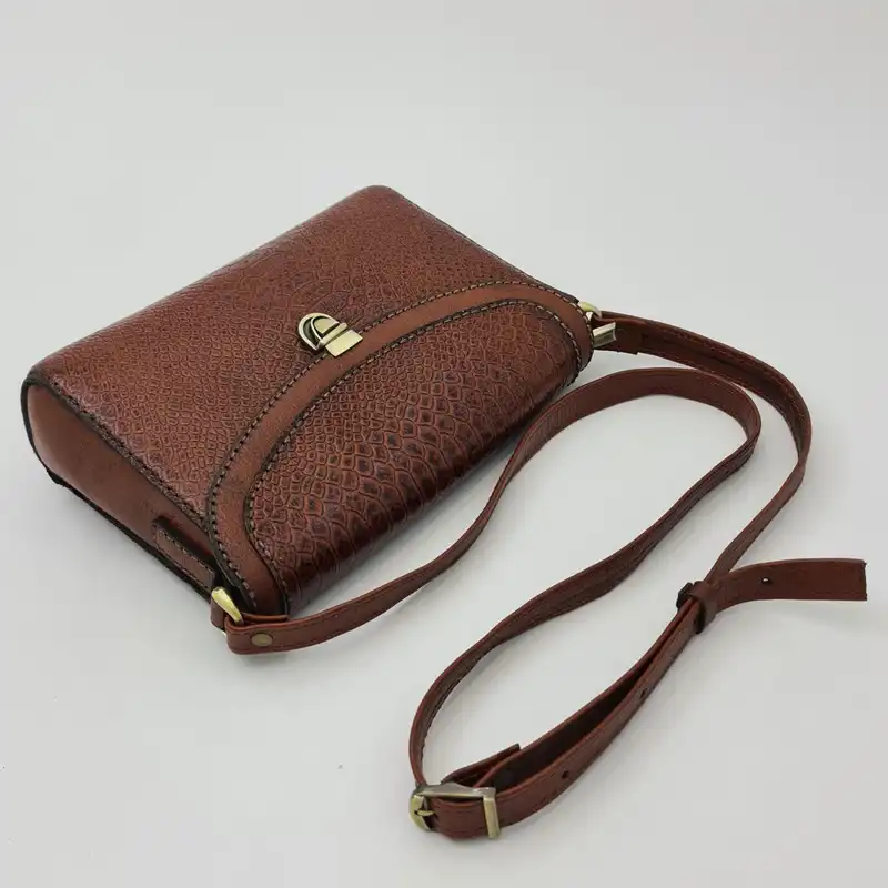 کیف دوشی زنانه مدل لامیا چرم طبیعی کد A_600