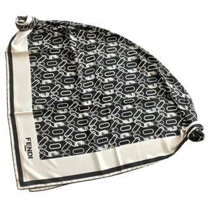 روسری زنانه فندی مدل ابریشم توییل زنجیره ای کد 86