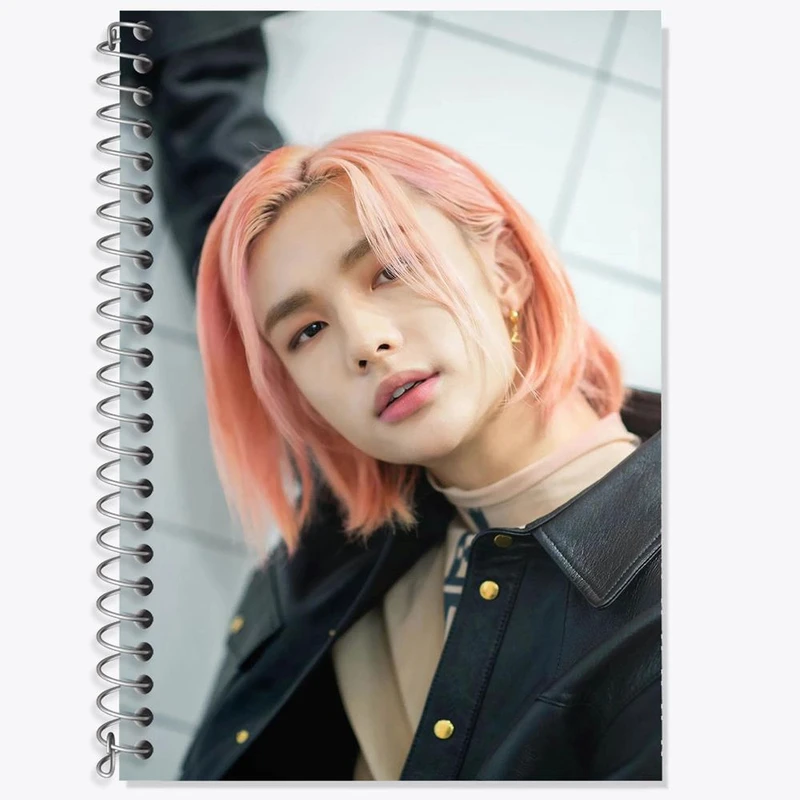 دفتر زبان 50 برگ خندالو مدل سه خط طرح هیونجین گروه استری کیدز Stray Kids کد 11853