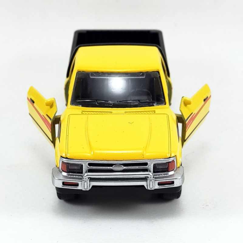 ماشین بازی مدل تویوتا وانت کد 2005