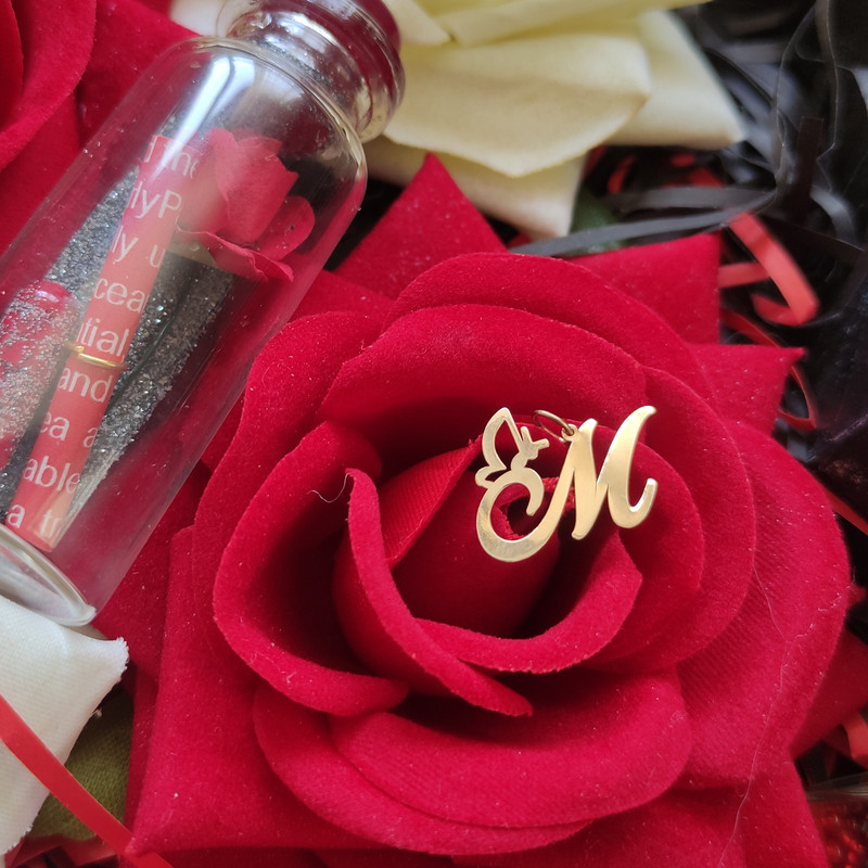 آویز گردنبند طلا 18 عیار زنانه مدل حرف انگلیسی M آویز گردنبند طلا 18 عیار زنانه مدل حرف انگلیسی M