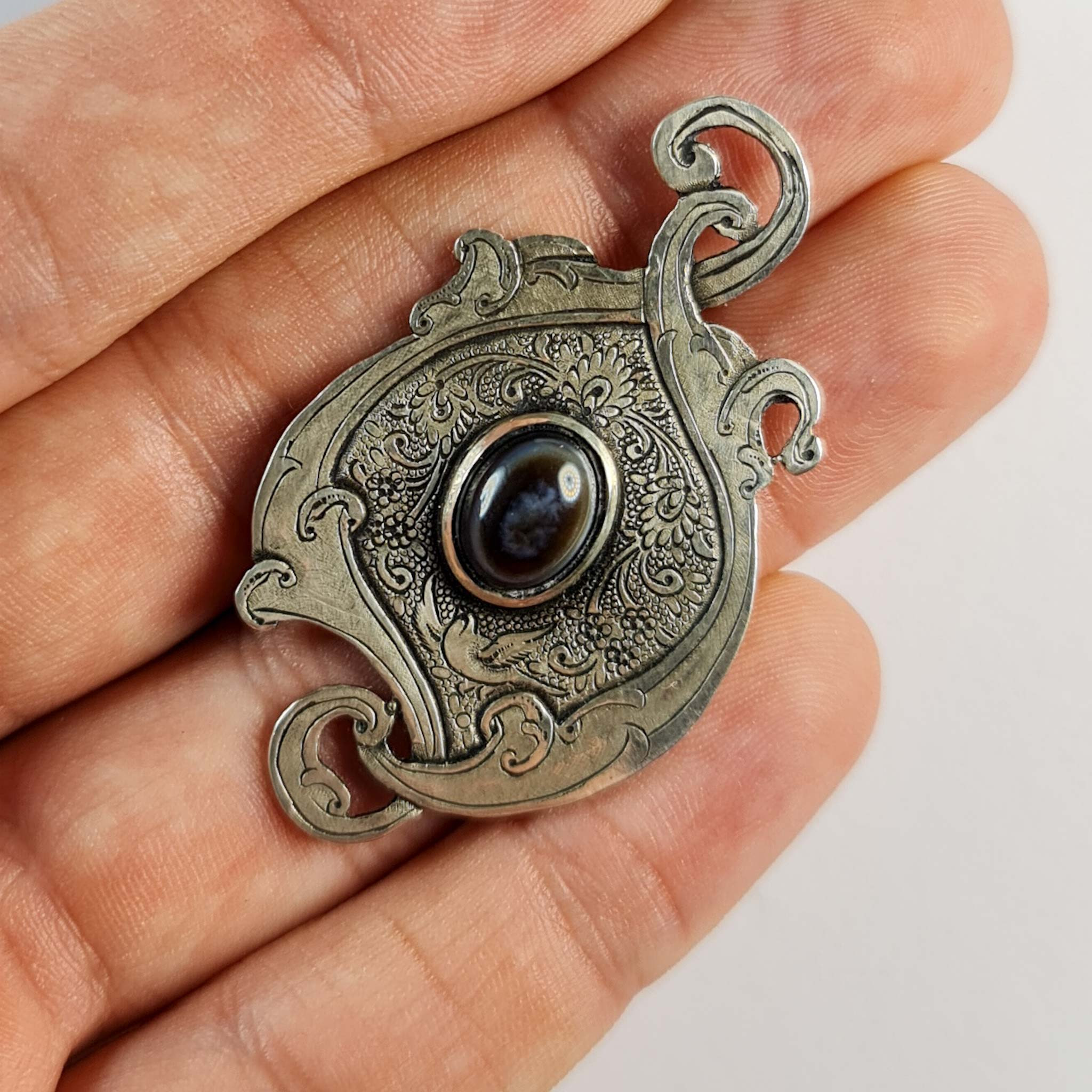 آویز گردنبند نقره زنانه مدل اسلیمی و گل و مرغ آویز گردنبند نقره زنانه مدل اسلیمی و گل و مرغ