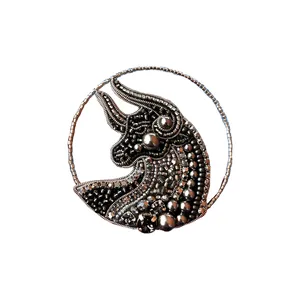 گل سینه زنانه مدل گاو 1400