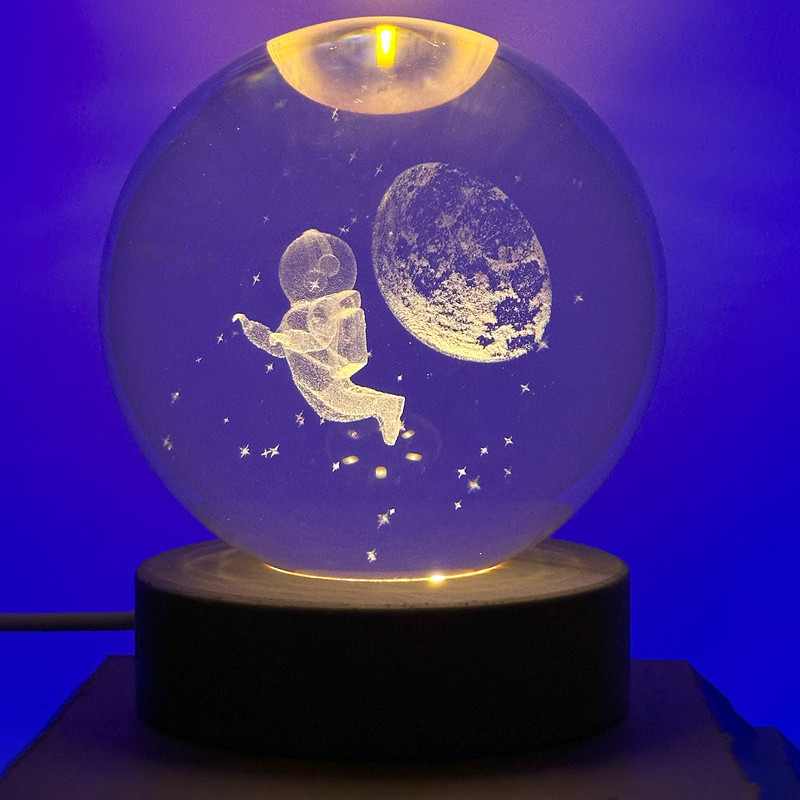 چراغ خواب مدل گوی کریستال سه بعدی طرح فضانورد و ماه کد 1US