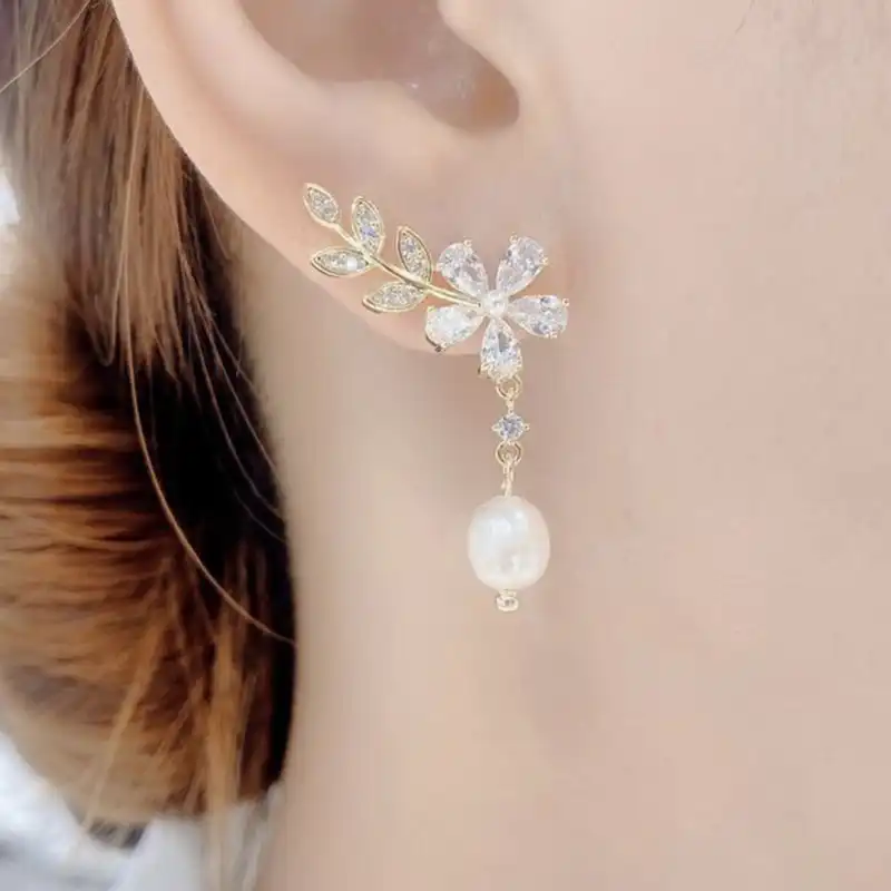 گوشواره زنانه مدل گل و برگ هلال کد 00702