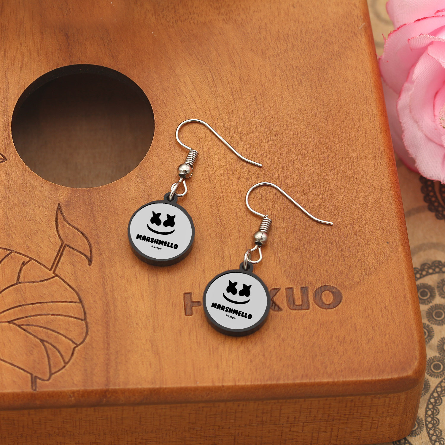 گوشواره زنانه ناکسیگو مدل شب تاب طرح دی جی مارشملو کد ES7357