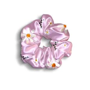 کش مو زنانه مدل اسکرانچی طرح بابونه کیوت