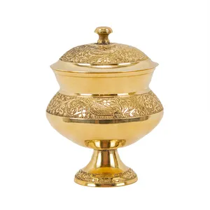 شکلات خوری برنجی مدل قلم زنی پایه دار طرح طاووسی کد 9922