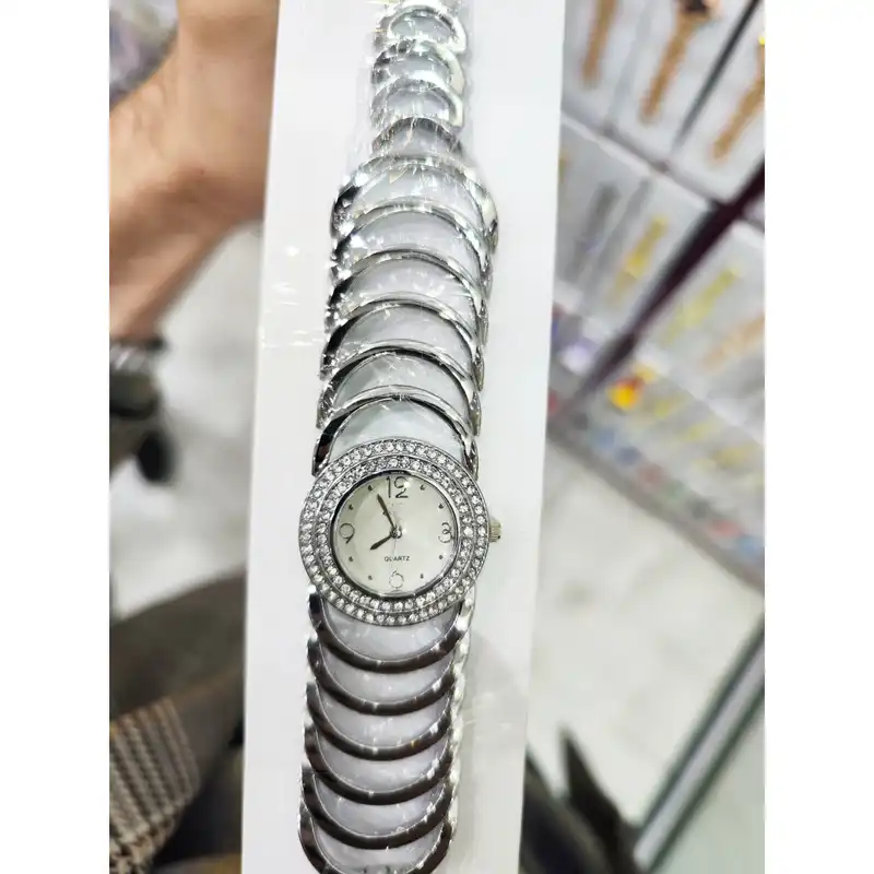 ساعت مچی عقربه ای زنانه مدل قاب نگین دار بند حلقه ای کد 2